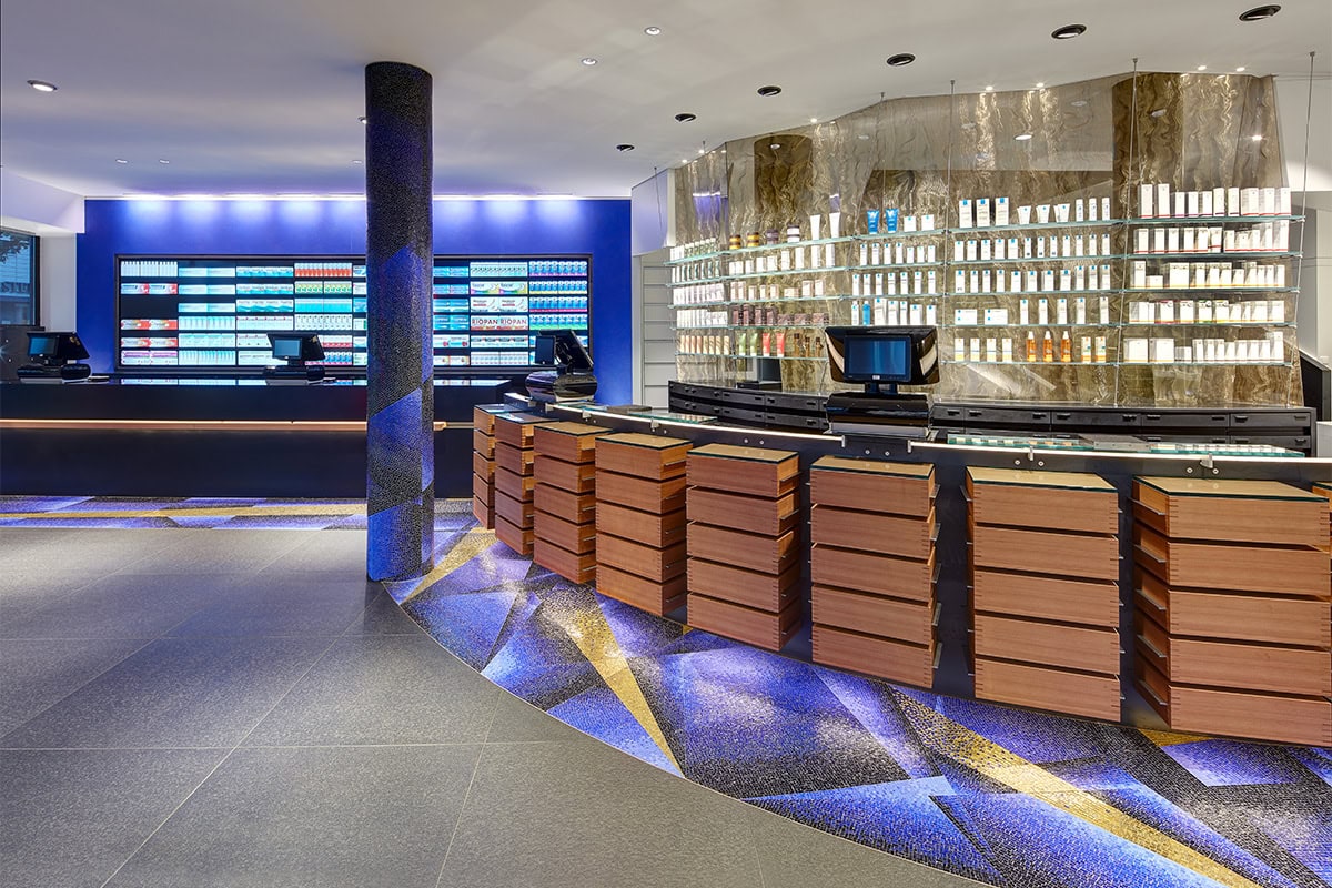 Touch-Videowall in der Aesculap Apotheke Neumünster