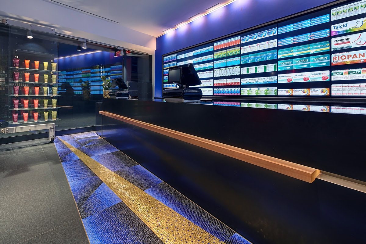 Touch-Videowall in der Aesculap Apotheke Neumünster