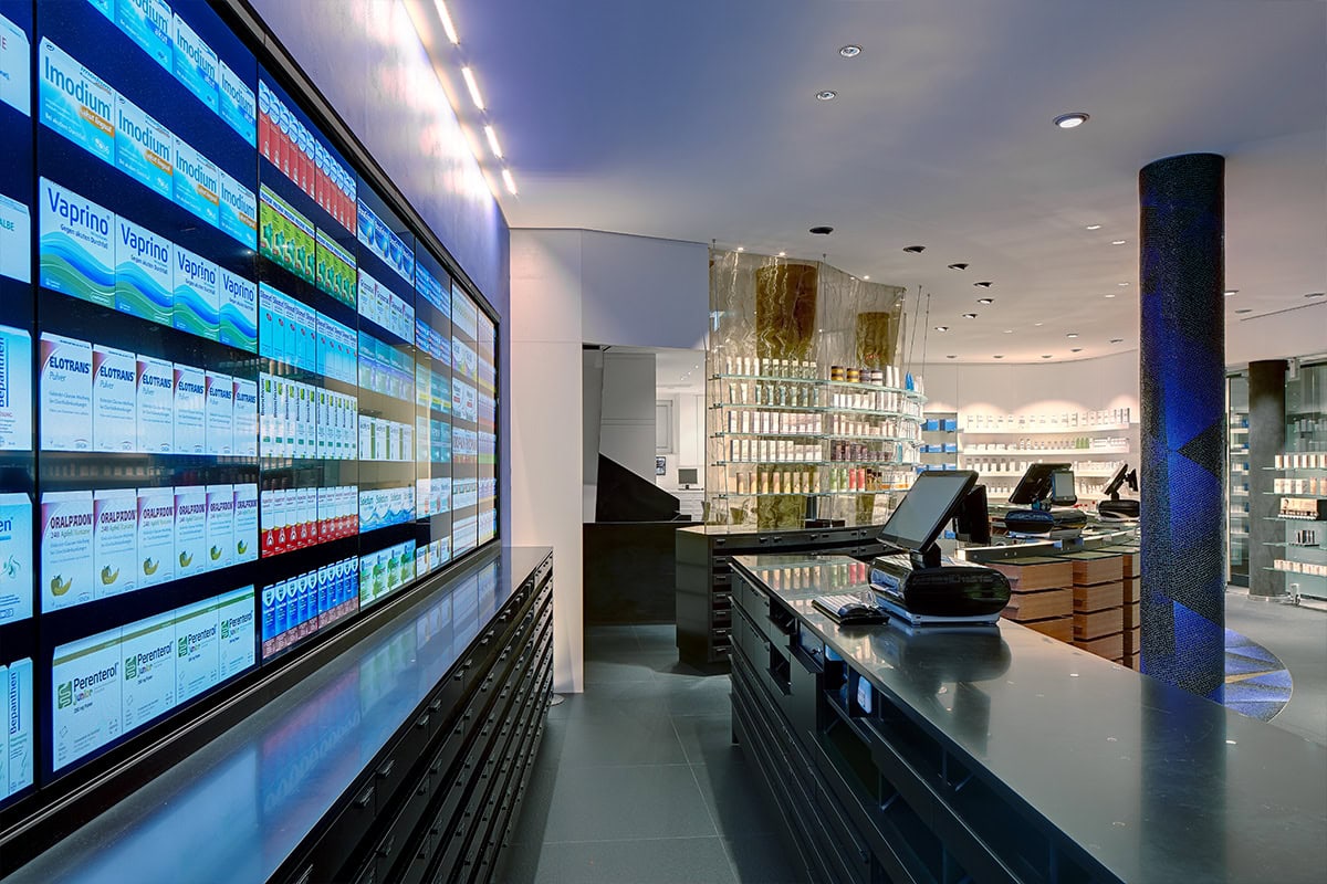 Touch-Videowall in der Aesculap Apotheke Neumünster