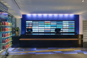 Touch-Videowall in der Aesculap Apotheke Neumünster