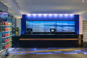 Touch-Videowall in der Aesculap Apotheke Neumünster