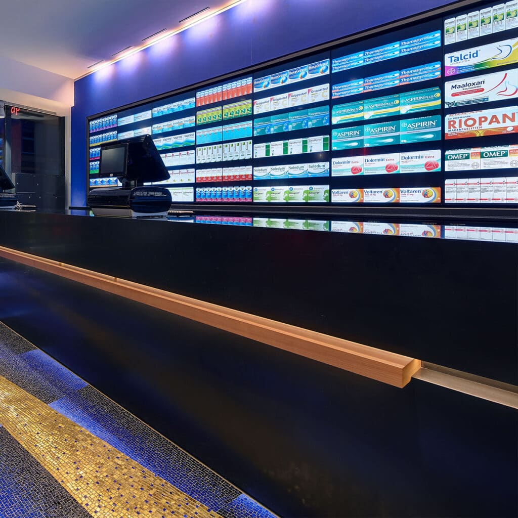Touch-Videowall in der Aesculap Apotheke Neumünster